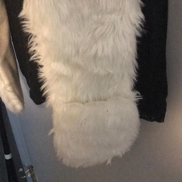 Polar Bear winter hat with hand pockets - Picture 3 of 4